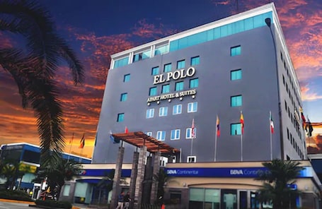 Fachada de la propiedad. El Polo Hotel & Suites