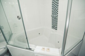 Suite – grand | Bad | Toalettartikler (inkludert), hårføner, bidé og håndklær