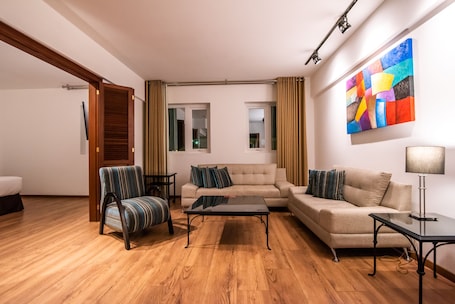 Ropa de cama de alta calidad, cubrecamas y minibar . El Polo Hotel & Suites