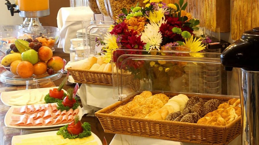 El Polo Hotel & Suites