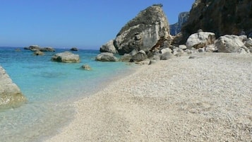 Playa privada en los alrededores, camastros y sombrillas
