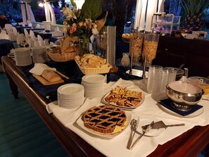 Free daily buffet breakfast  - Mediterraneo (Baunei)