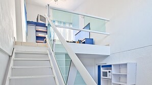 A modern staircase with glass railings leading to a second floor. - Hotel H Américas Guadalajara (Guadalajara)