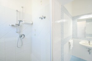 Quadruple Room | Bathroom | Shower, free toiletries, hair dryer, bidet - Albergo Atlantic Ischia (Ischia)