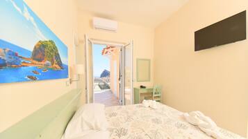 Superior dubbelrum | Minibar, skrivbord, arbetsyta för laptop och gratis wi-fi