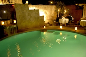 Utendørsbasseng, bassengparasoller og solsenger