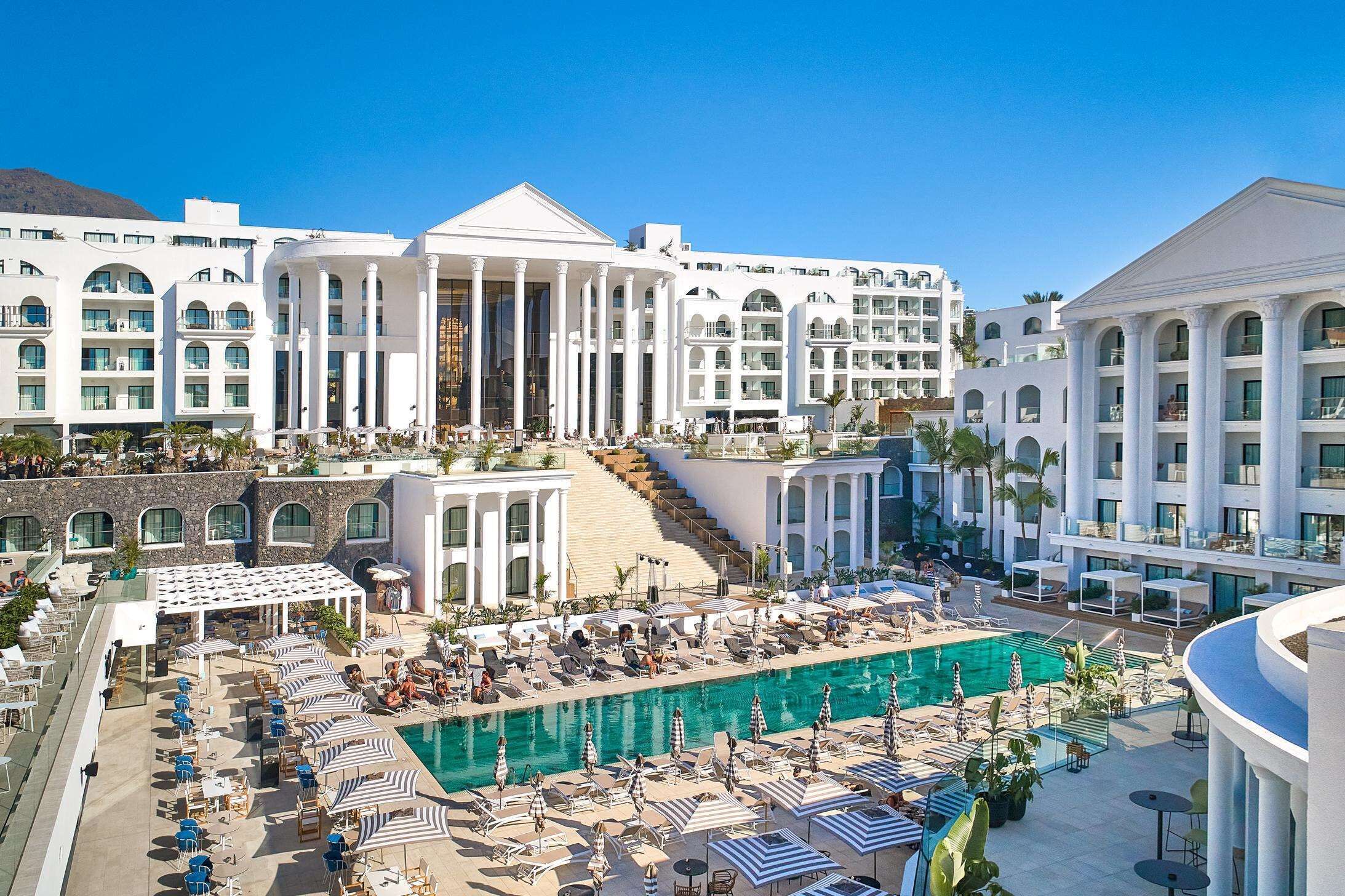 3 piscines extérieures, parasols de plage, chaises longues