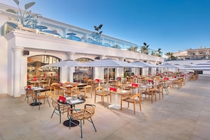 2 restaurants, breakfast, lunch, dinner served; international cuisine
