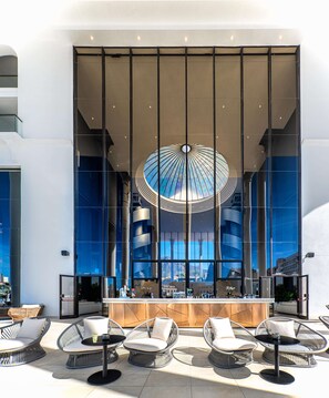 2 nhà hàng, phục vụ bữa sáng, bữa trưa, món ăn mang phong cách quốc tế 