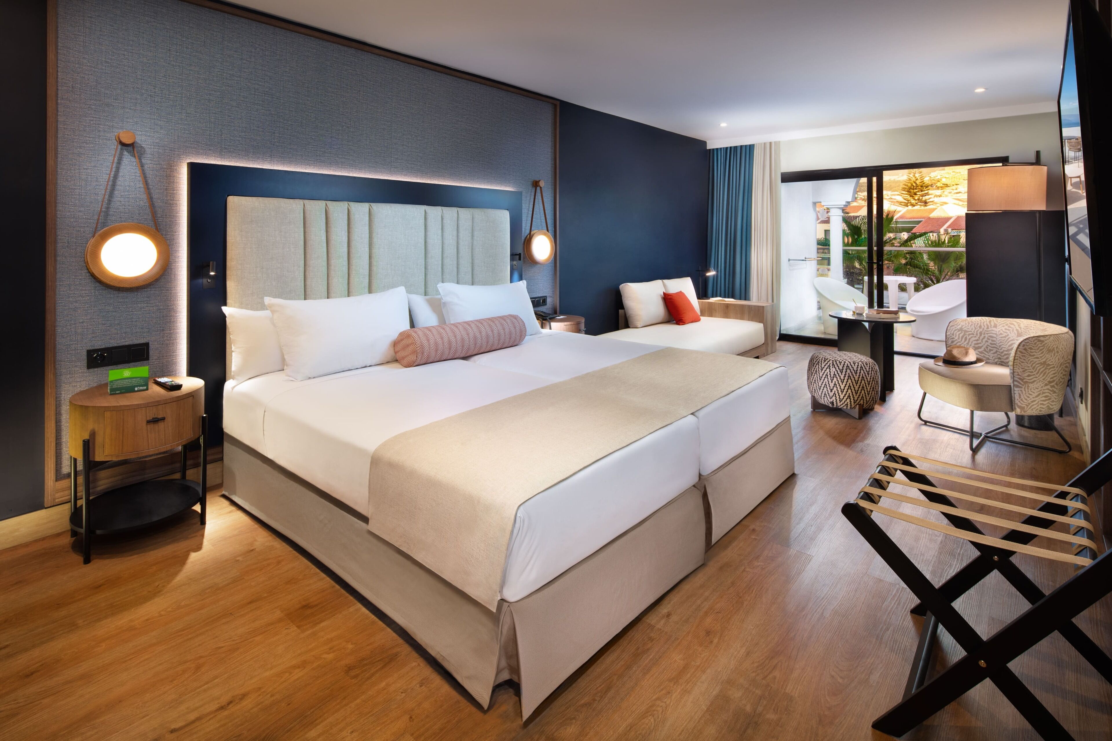 Minibar, coffres-forts dans les chambres, bureau, Wi-Fi gratuit