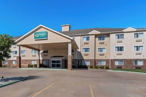 A hotel with a covered entrance, multiple windows, and a brick facade. - Quality Inn Blackwell Ok (Blackwell)