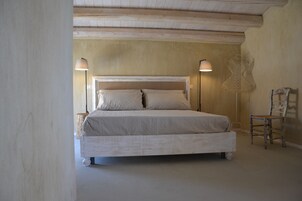 Minibar, escritorio, wifi gratis y ropa de cama