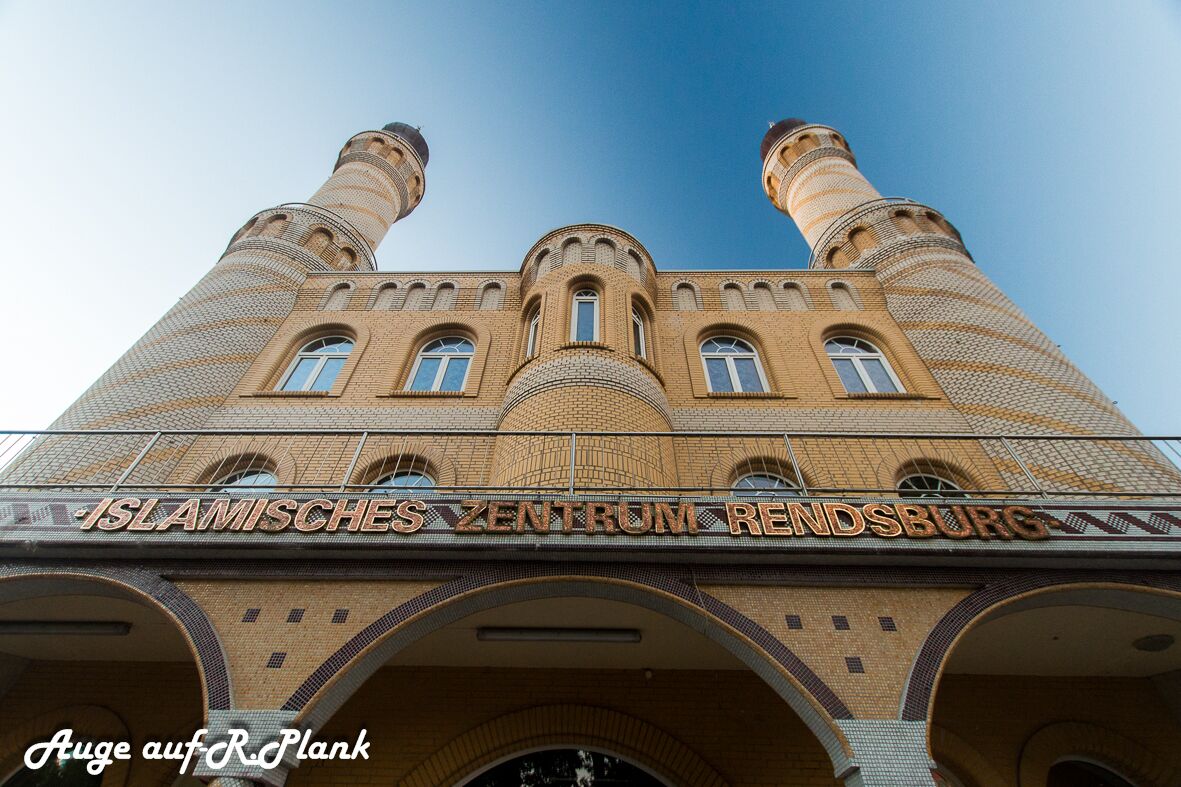 A building with a prominent sign reading "Islamisches Zentrum Rendsburg."