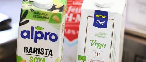 Dos cartones de leche, uno etiquetado como 'alpro BARISTA SOYA' y el otro 'METRO Chef Veggie OAT'.