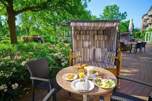 Daily buffet breakfast (EUR 19.00 per person)