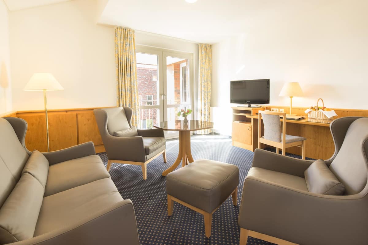 suite | living area | 32-inch flat-screen tv with satellite channels, tv