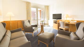 Suite | Woonruimte | Een 32-inch flatscreentelevisie met satellietzenders en televisie