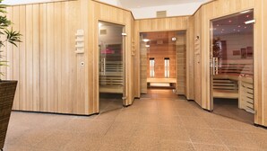 A spa area with wooden walls and a bench in the center. - Hotel Heidehof Garni (Buedelsdorf)