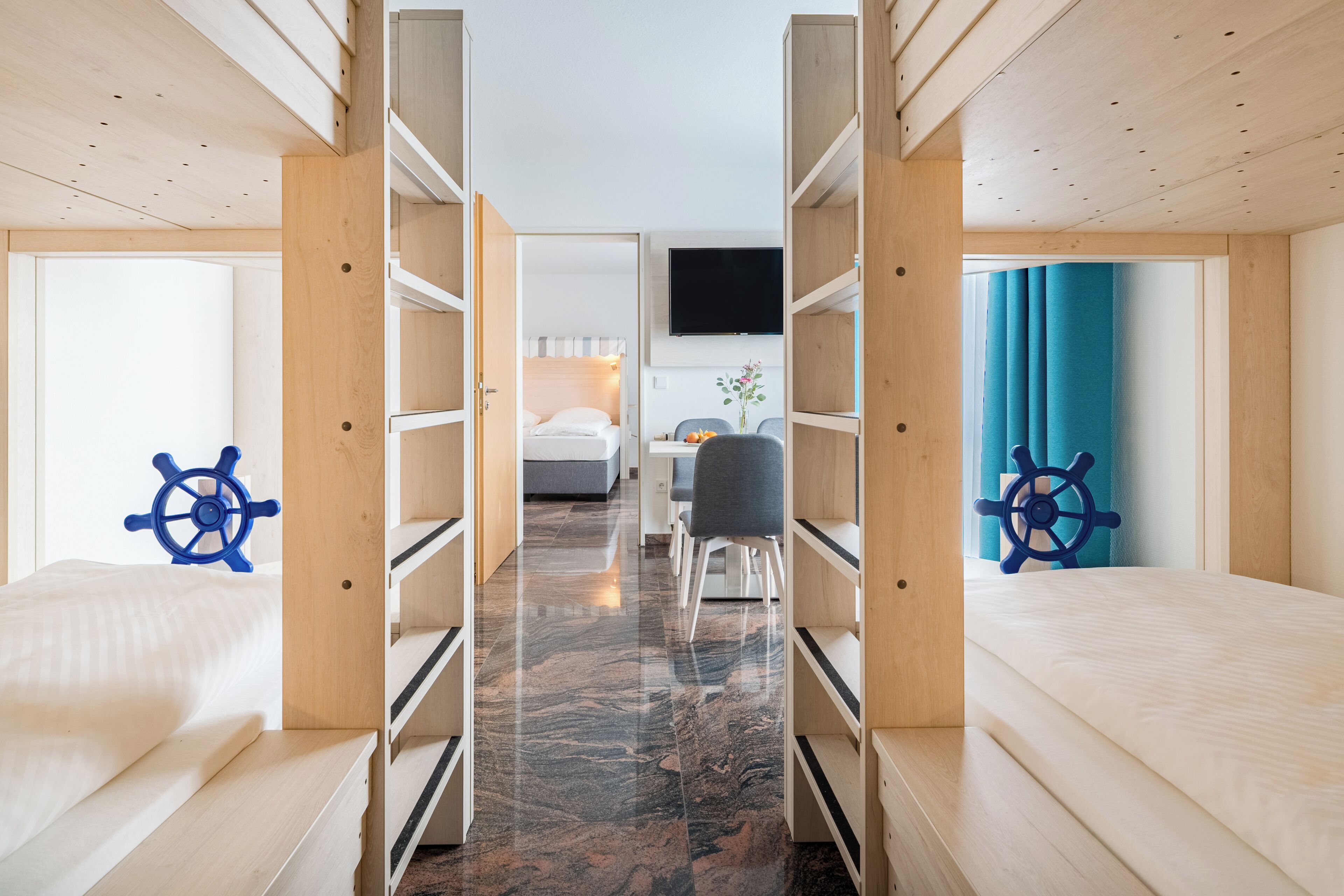 Quarto família | Roupas de cama premium, edredons de pluma, cofres nos quartos