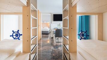 Quarto família | Roupas de cama premium, edredons de pluma, cofres nos quartos