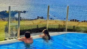 Una piscina con vista a un lago y montañas.
