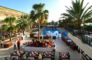 4 restaurants; breakfast, lunch, and dinner served