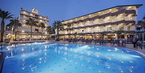 Indoor pool, seasonal outdoor pool, free pool cabanas, pool umbrellas