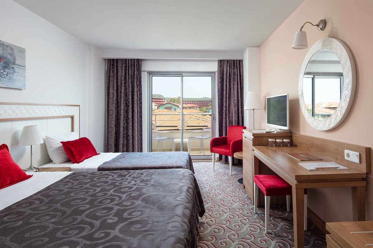 Minibar, in-room safe, desk, WiFi (free)