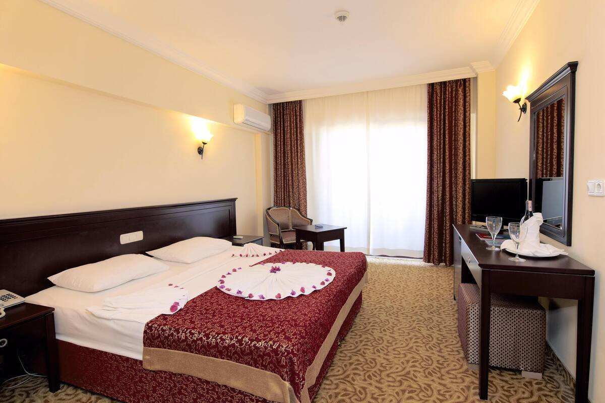 Minibar, in-room safe, desk, WiFi (free)