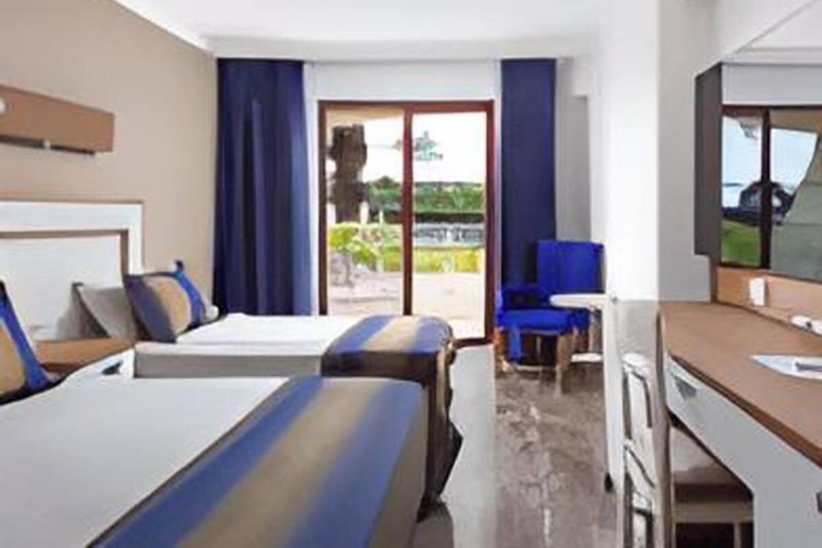 Deluxe Triple Room | Minibar, in-room safe, desk, WiFi (free)