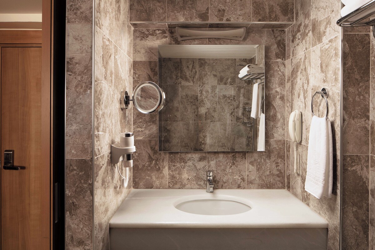 Salle de bain | Articles de toilette gratuits, sèche-cheveux, chaussons