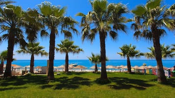 En privat strand, gratis strandhytter, liggestole, parasoller