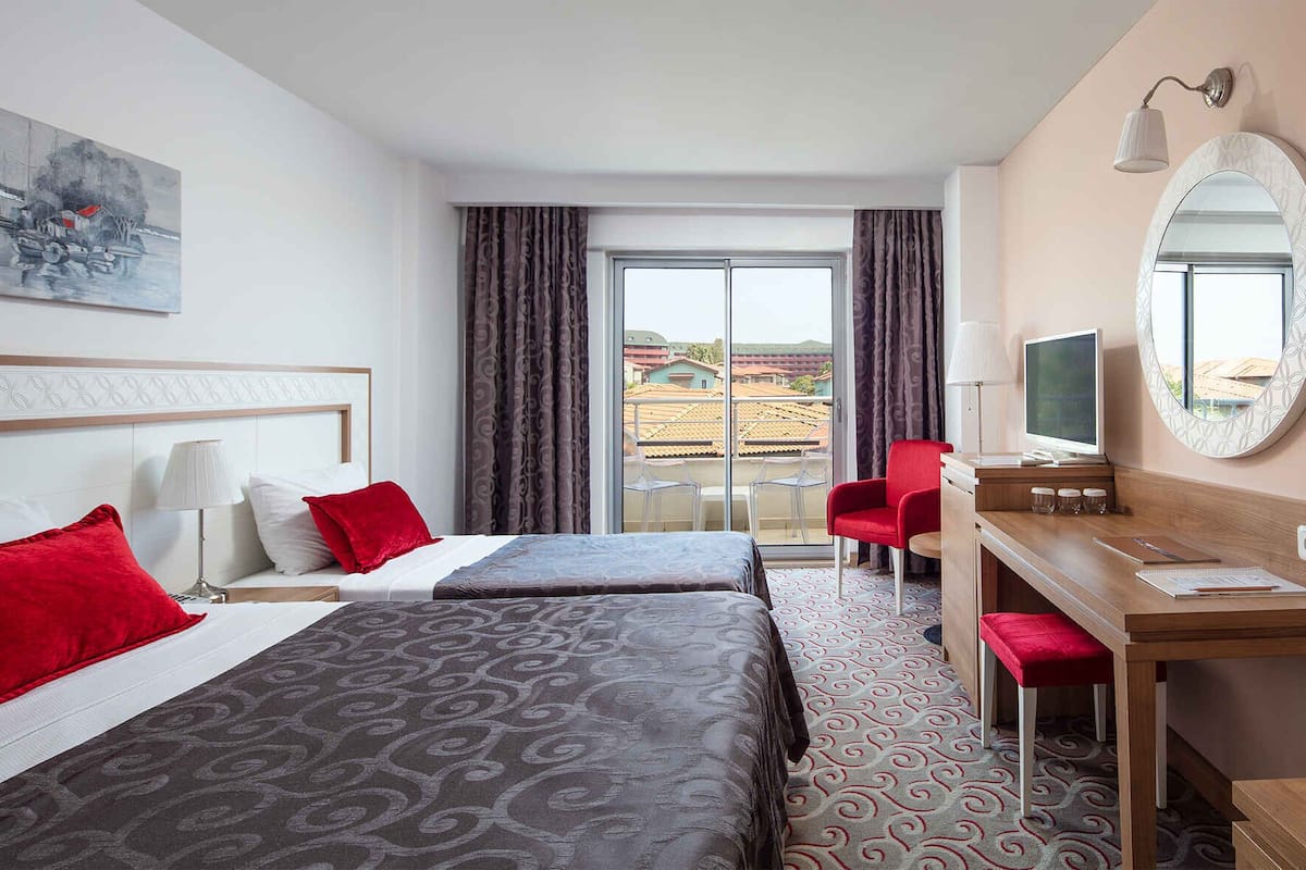 Minibar, in-room safe, desk, WiFi (free)
