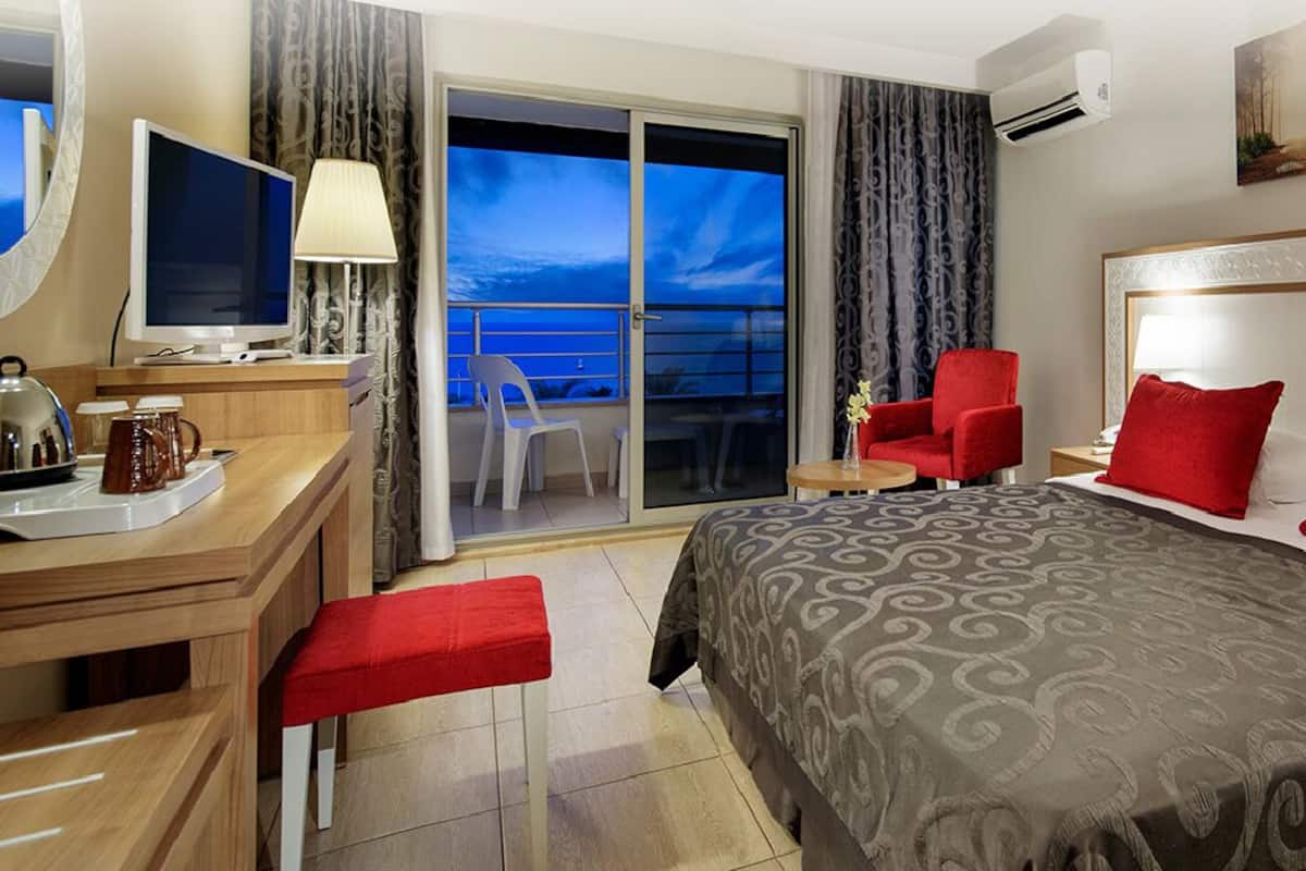 Standard Room | Minibar, in-room safe, desk, WiFi (free)