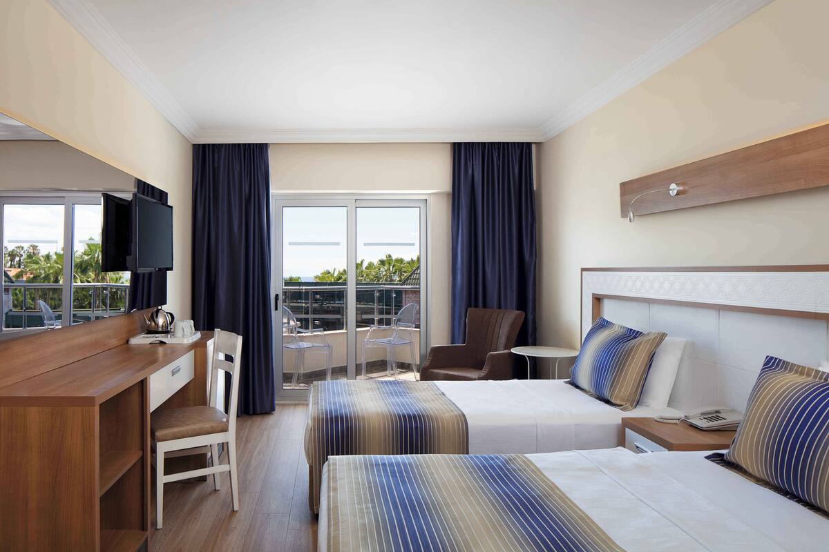 Minibar, in-room safe, desk, WiFi (free)