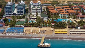Private beach, free beach cabanas, sun-loungers, beach umbrellas - Galeri Resort Hotel (Alanya)