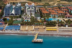Plage privée, cabines gratuites, chaises longues, parasols