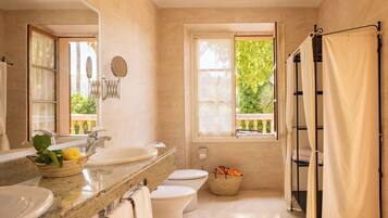 Chambre Supérieure, terrasse | Salle de bain | Articles de toilette gratuits, sÚche-cheveux, bidet, serviettes fournies