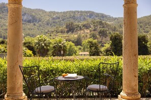 ห้องทวิน, ระเบียง, วิวภูเขา | ลานระเบียง/นอกชาน