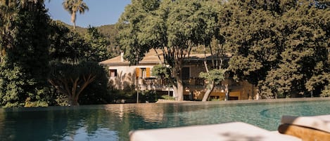 Piscine extérieure, chaises longues