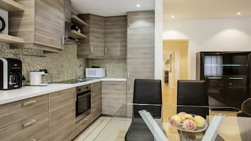 Executive Apartment, 1 Bedroom | Dapur peribadi | Peti sejuk, ketuhar gelombang mikro, mesin basuh pinggan mangkuk