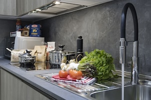 Refrigerador, microondas, lavavajillas, cafetera/tetera