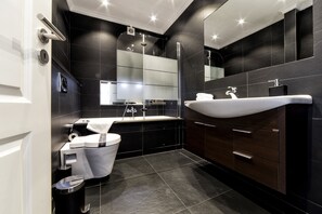 Apartment, 1 Bedroom | Bathroom | Combined shower/tub, jetted tub, free toiletries, towels