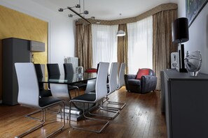 Appartement Deluxe, 2 chambres | Salle de séjour | Télévision à écran plat