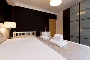Executive-Apartment, 2 Schlafzimmer | 2 Schlafzimmer, individuell dekoriert, individuell eingerichtet