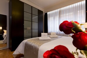 Executive Apartment, 2 Bedrooms | 2 bedrooms, individually decorated, individually furnished, desk