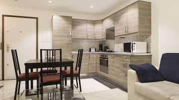 Departamento ejecutivo, 2 habitaciones | Cocina privada | Refrigerador, microondas, lavavajillas y cafetera y tetera