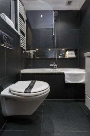 Departamento ejecutivo, 2 habitaciones | Baño | Tina con regadera, amenidades de baño gratuitas, toallas, papel de baño 