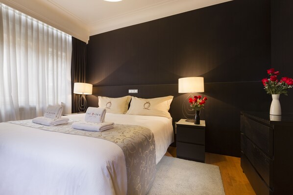 เอ็กเซกคิวทีฟอพาร์ทเมนท์, 2 ห้องนอน | 2 ห้องนอน, ห้องพักตกแต่งอย่างมีเอกลักษณ์, ตกแต่งพิเศษโดยเฉพาะ, โต๊ะทำงาน