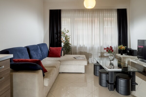 Appartement exécutif, 2 chambres | Salle de séjour | Téléviseur à écran plat, lecteur de DVD